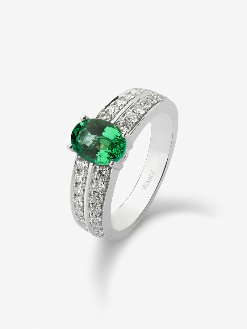 18K white gold ring with oval-cut emerald of 1.188 cts and 32 brilliant-cut diamonds with a total of 0.62 cts image number 0