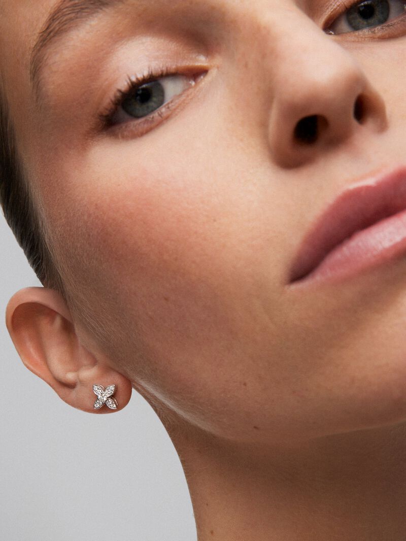 18K white gold earrings with 62 brilliant-cut diamonds with a total of 1.07 cts image number 5