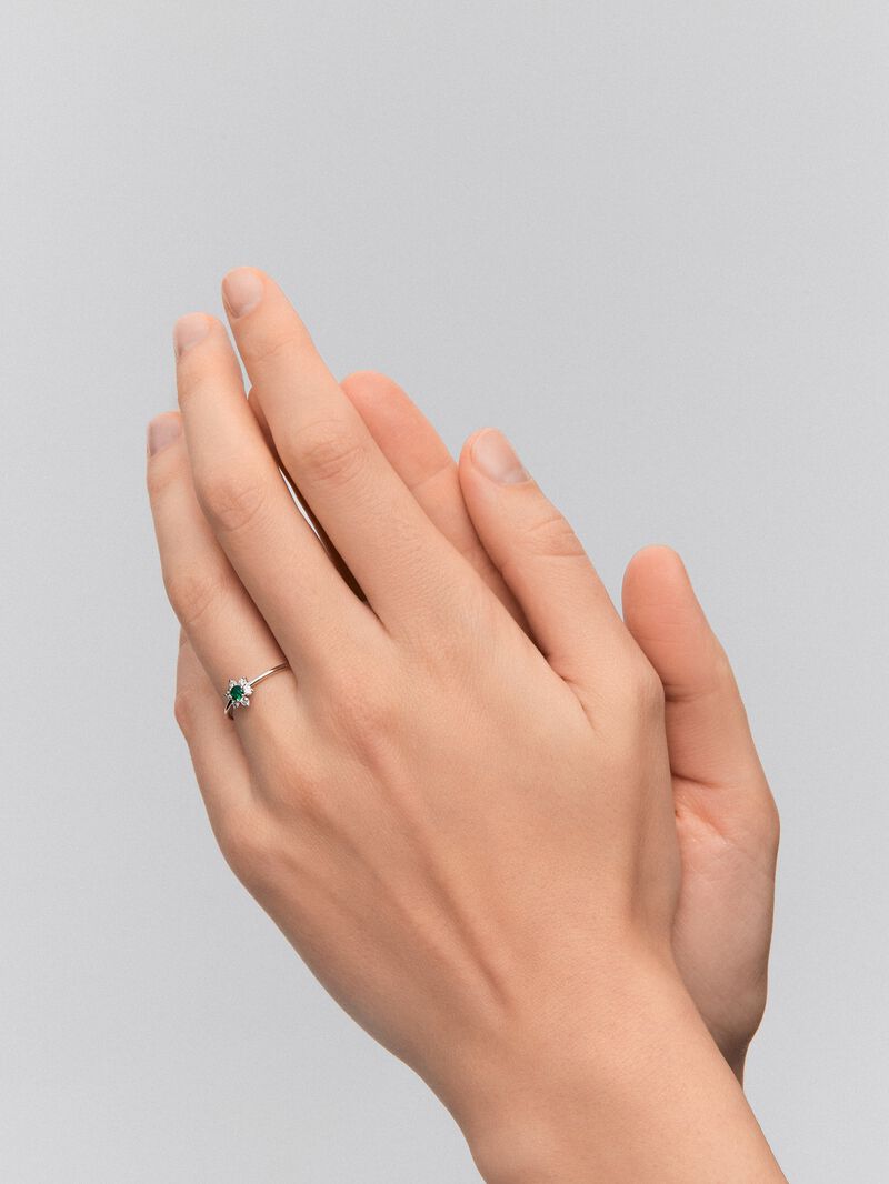 18K white gold ring with brilliant-cut green emerald of 0.08 cts and 6 brilliant-cut diamonds with a total of 0.15 cts in the shape of a star image number 3