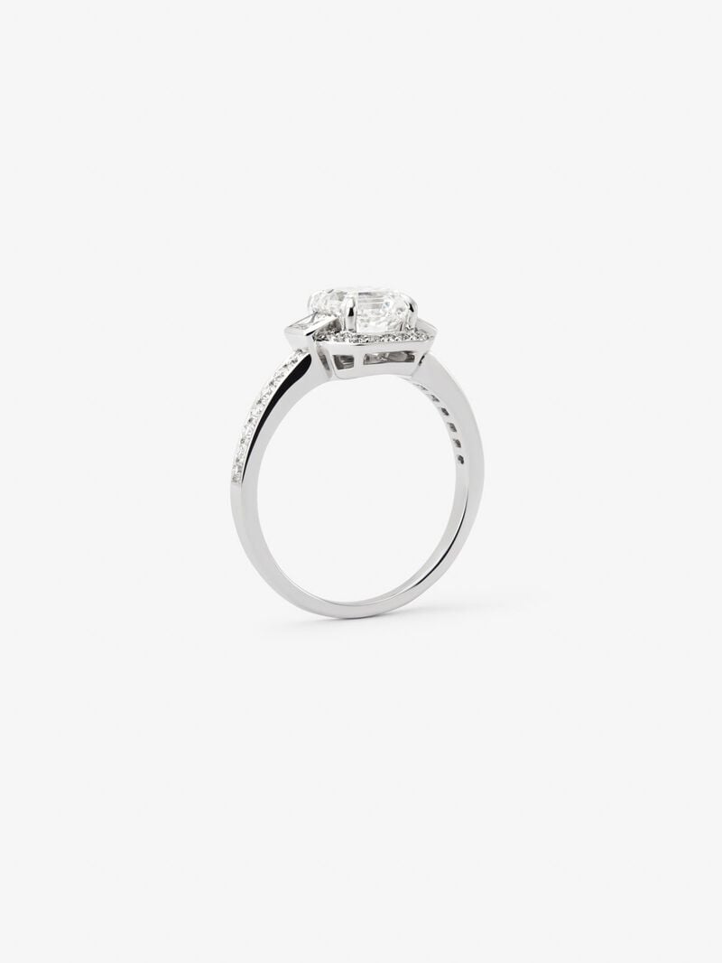 18K white gold ring with central asscher cut diamond of 1.51 cts, and border and arm with 2 princess cut diamonds with a total of 0.18 cts and 32 brilliant cut diamonds with a total of 0.26 cts image number 4