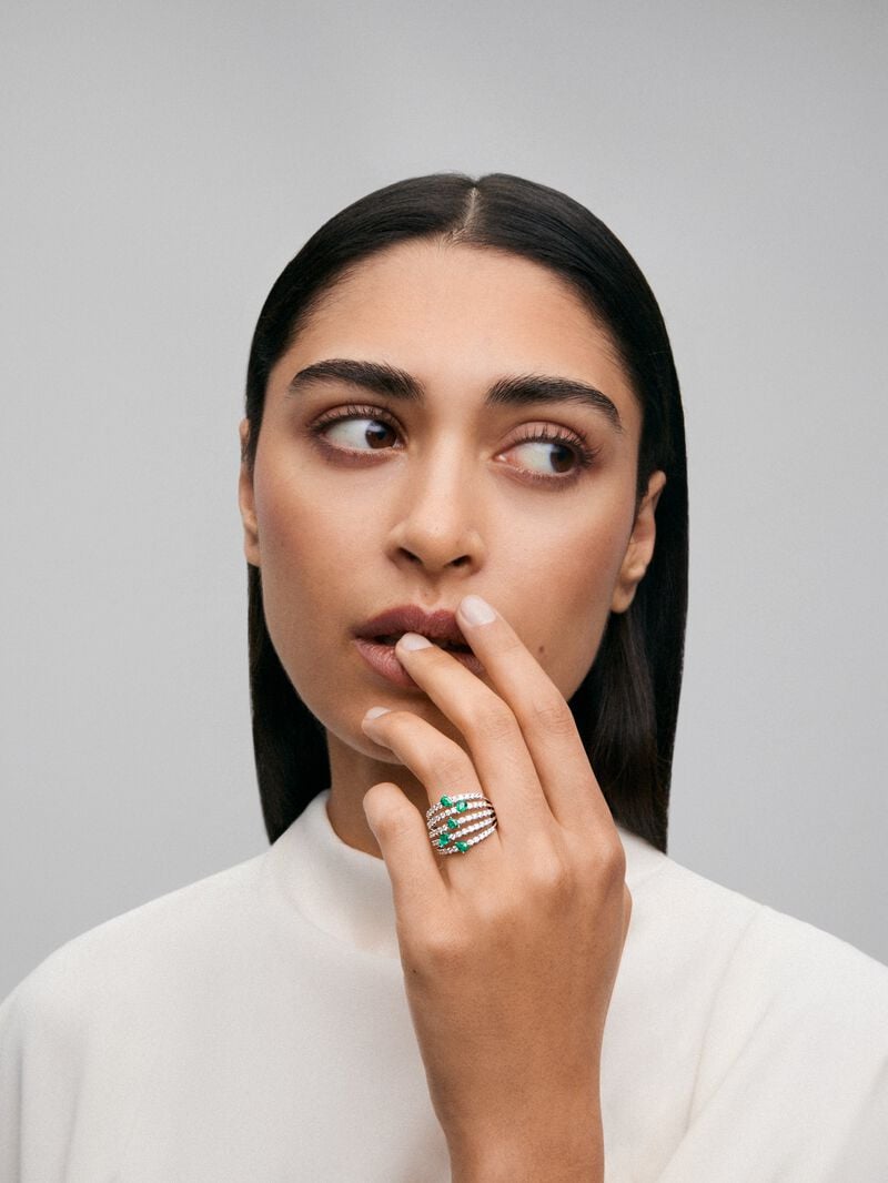 18K white gold ring with 60 brilliant-cut diamonds with a total of 1.02 cts and 5 pear-cut green emeralds with a total of 0.92 cts image number 5