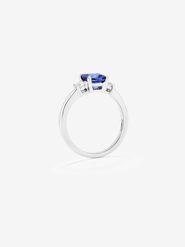 Anillo tresillo de oro blanco de 18kt con piedra tanzanita morada talla cushion y diamantes, SO21002-OBTZD_V