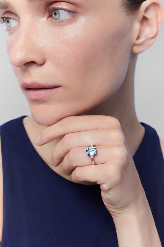 Anillo tresillo de plata con piedra topacio azul Sky central de 3,60cts y diamantes, SO22089-AGDSKY95X8_V