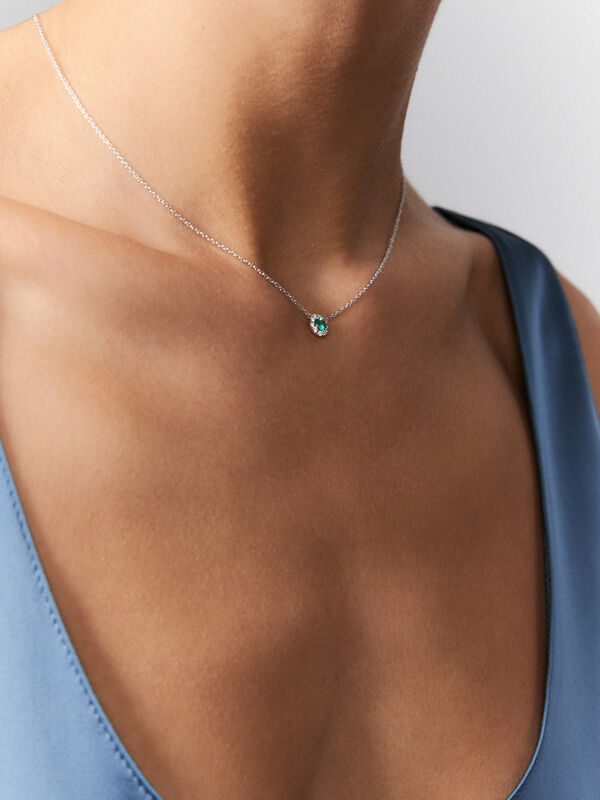 Colgante de oro blanco de 18kt con esmeralda de 0,10cts y orla de diamantes, PT7007-00E3MM_V