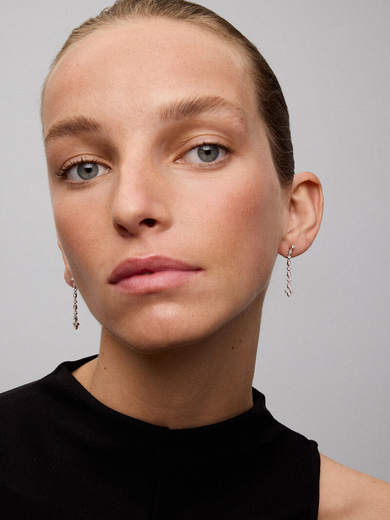Long-hanging earrings in 18K white gold and diamond image number 1