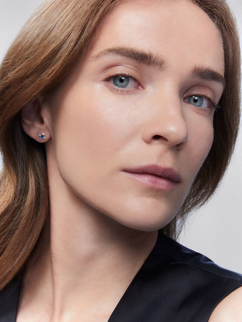 18K white gold hoop earrings with 2 brilliant-cut blue sapphires with a total of 0.26 cts and 8 brilliant-cut diamonds with a total of 0.16 cts image number 1
