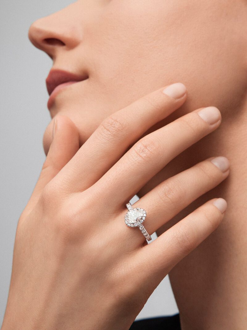18K white gold ring with oval cut diamond of 1.03 cts and 30 brilliant cut diamonds with a total of 0.43 cts image number 1