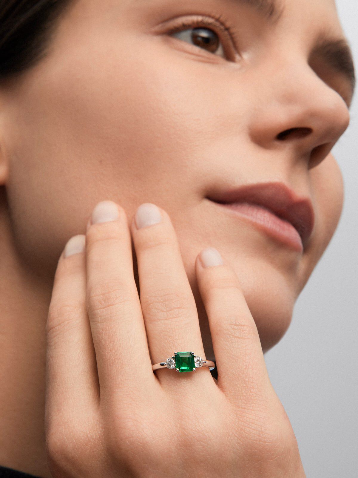 Anillo tresillo de oro blanco de 18K con esmeralda en talla cushion de 0 86 cts y 2 diamantes en talla brillante con un total de 0 29 cts Suarez