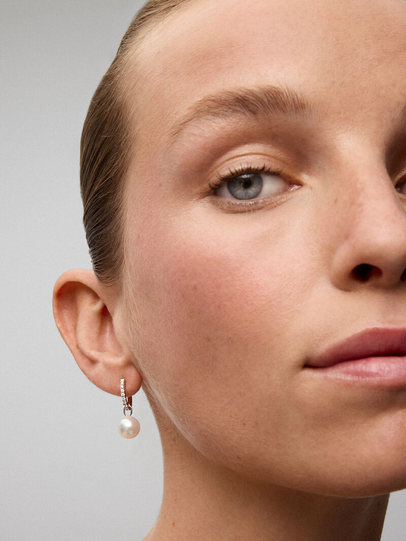 18K white gold hoop earrings with 18 brilliant-cut diamonds with a total of 0.21 cts and 2 8.5mm Akoya pearls image number 3