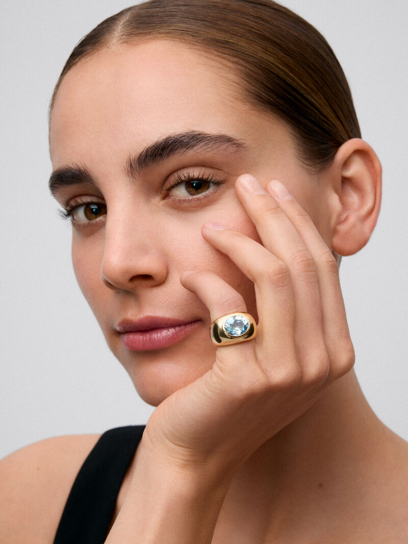 18K yellow gold ring with oval-cut sky blue topaz image number 3