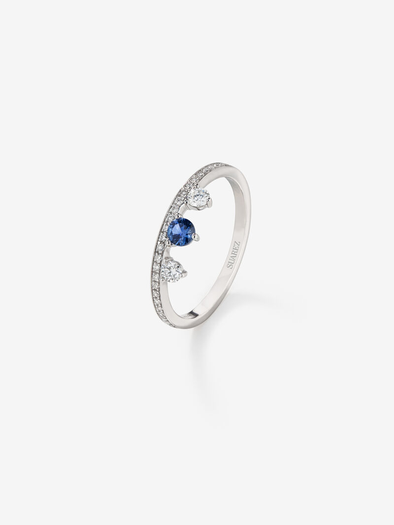 18K white gold ring with sapphire and diamonds image number 0