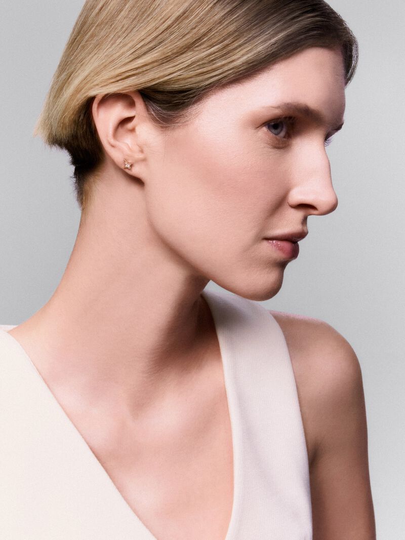 Individual 18K rose gold star earring with diamonds image number 1