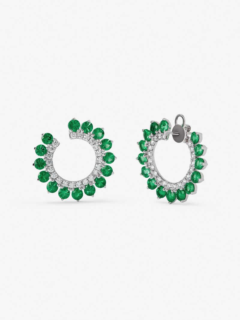 18K white gold hoop earrings with 30 brilliant-cut green emeralds with a total of 3.95 cts and 22 brilliant-cut diamonds with a total of 0.52 cts image number 0