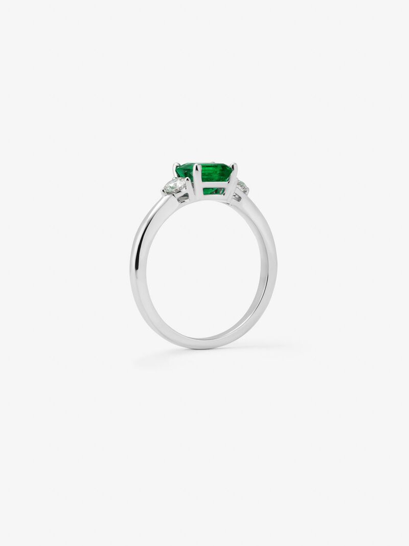 Triple ring in 18K white gold with a cushion-cut emerald of 0.86 cts and 2 brilliant-cut diamonds with a total of 0.29 cts image number 4