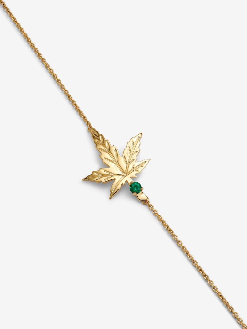 18K yellow gold bracelet with a 0.11 ct brilliant-cut emerald, in a maple leaf design. image number 2