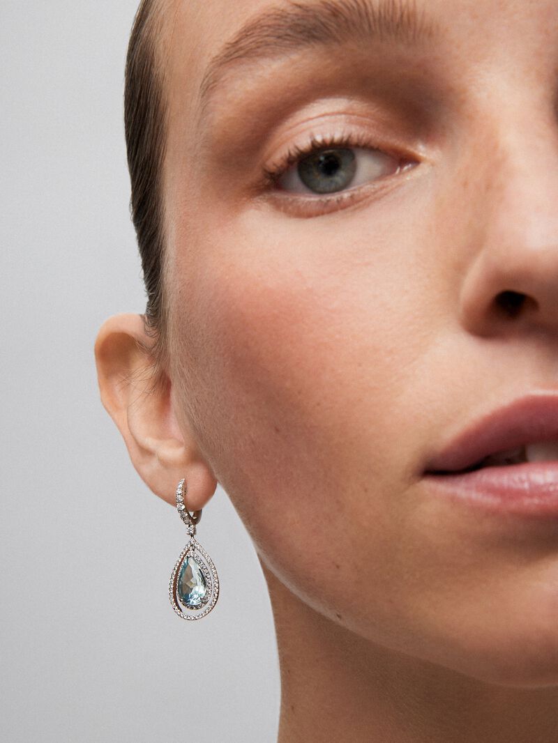 18K white gold earrings with 5.13 ct pear-cut aquamarines and 1.07 ct brilliant-cut diamonds image number 3