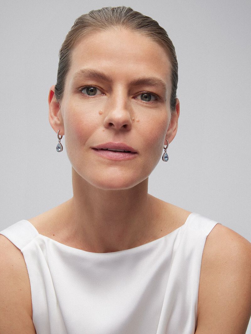 18K white gold earrings with 2 pear-cut aquamarines with a total of 2.05 cts and 56 brilliant-cut diamonds with a total of 0.68 cts image number 3