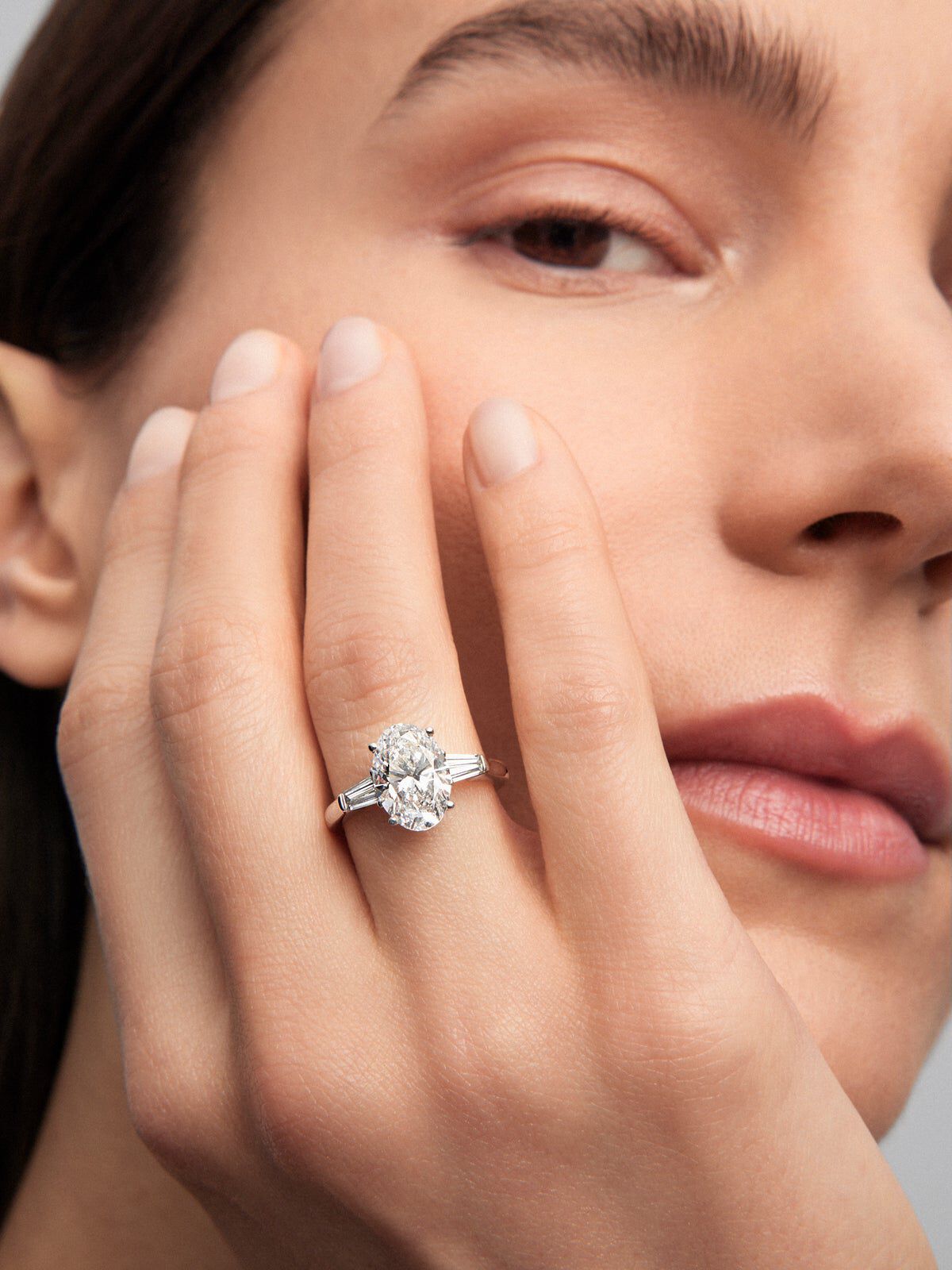 Anillo de oro blanco de 18K con diamante en talla oval de 3 01 cts y 2 diamantes en talla trapecio con un total de 0 49 cts Suarez