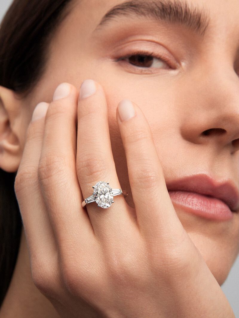 18K white gold ring with oval-cut diamond of 3.01 cts and 2 trapezoid-cut diamonds with a total of 0.49 cts image number 4