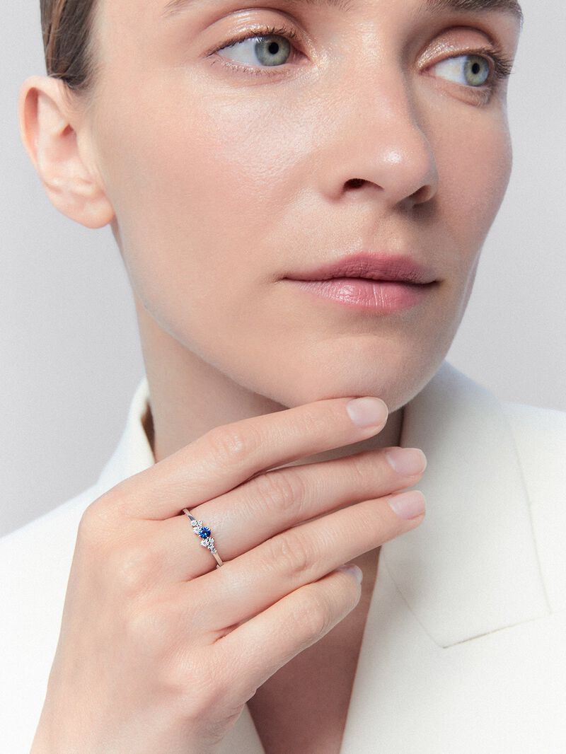 18K white gold ring with sapphire and diamonds. image number 1
