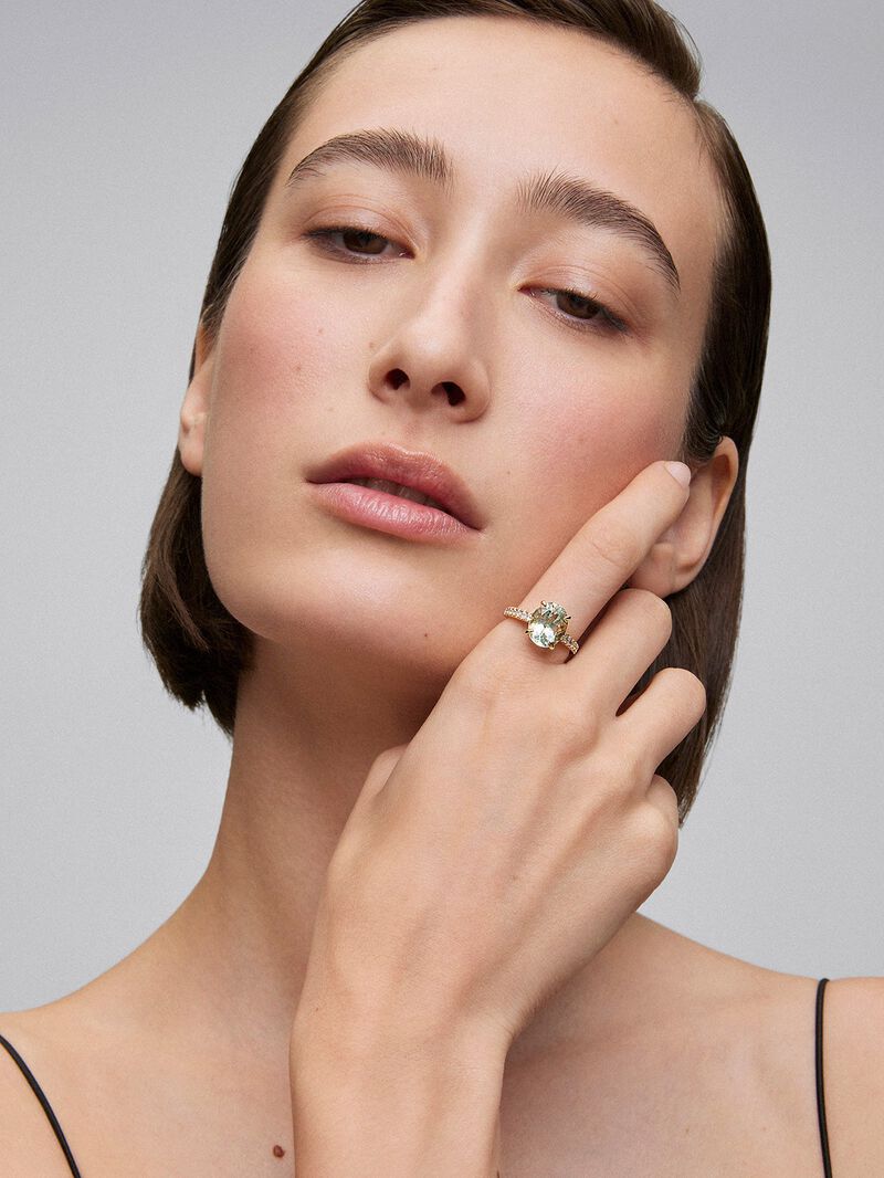 18K yellow gold ring with oval-cut green amethyst of 3.8 cts and 14 brilliant-cut diamonds with a total of 0.32 cts image number 3