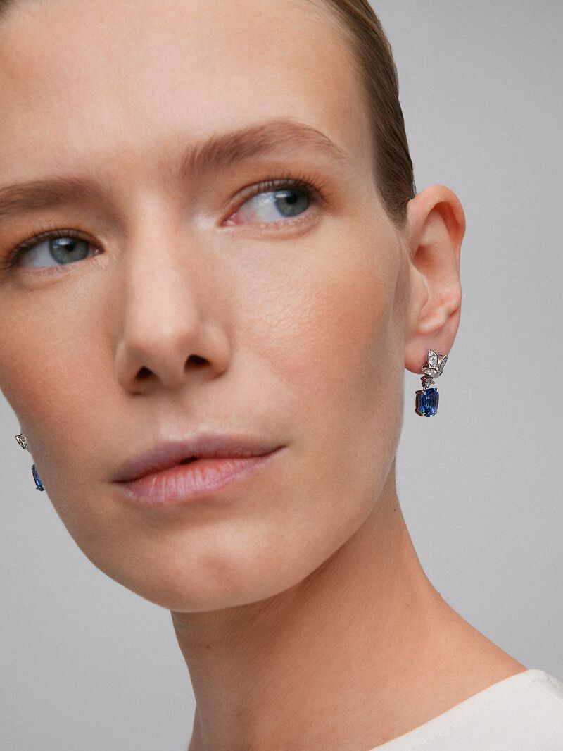 18K white gold earrings with 2 cushion-cut blue sapphires with a total of 6.69 cts and 22 brilliant-cut diamonds with a total of 0.89 cts image number 3