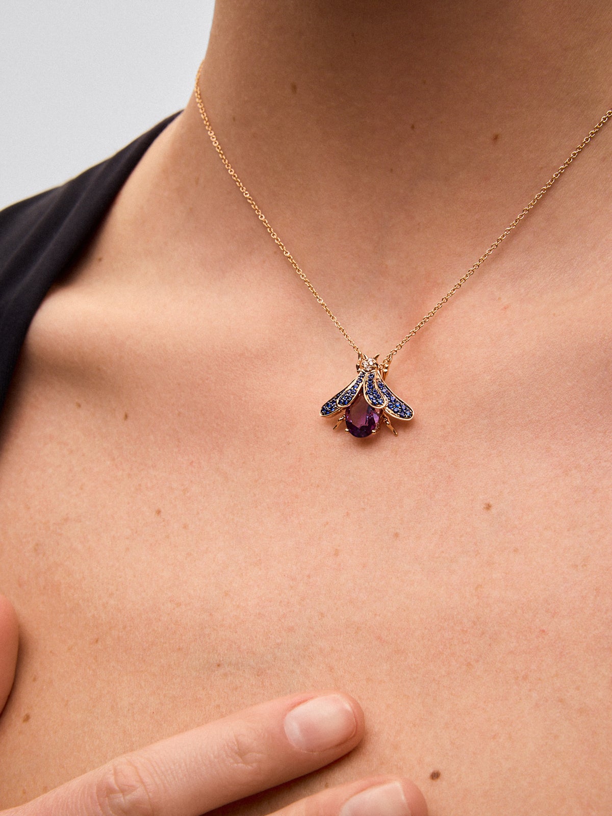 Colgante cadena insecto de oro rosa de 18K con amatista y zafiro