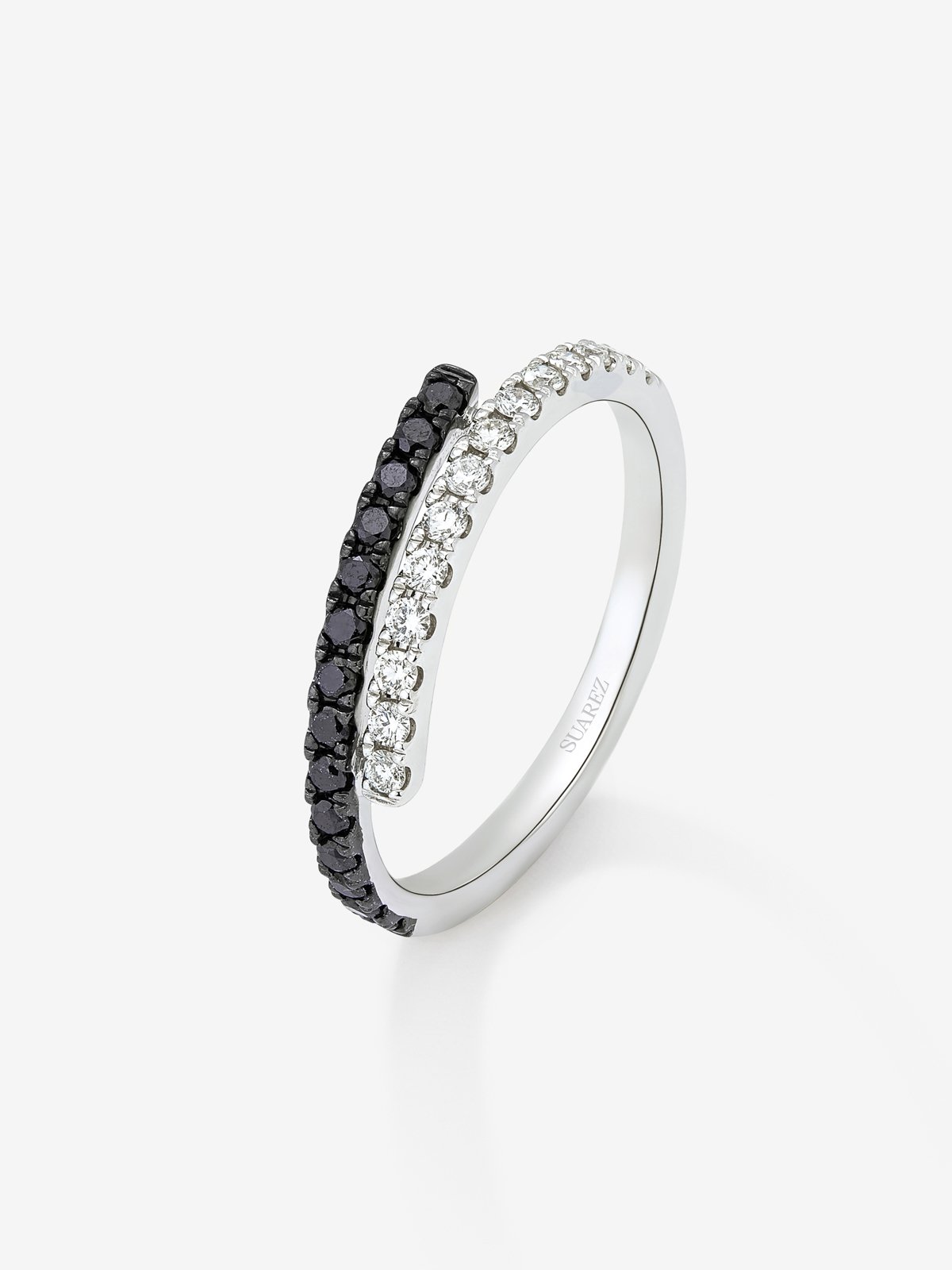 Anillo abierto de oro de 18K con diamante negro y diamante blanco