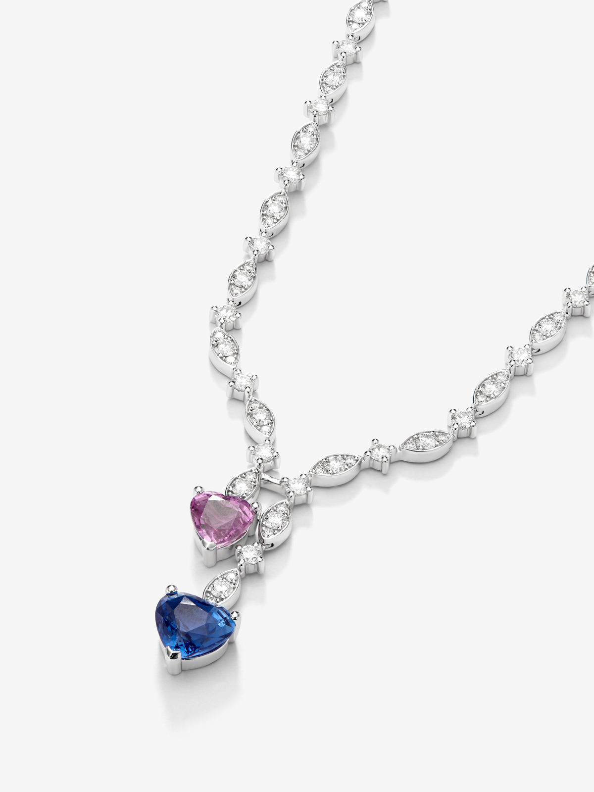 Collar de oro blanco de 18K con zafiro azul cornflower en talla corazón de 3,01 cts, zafiro rosa en talla corazón de 2,12 cts y diamantes blancos en talla brillante de 6,36 cts