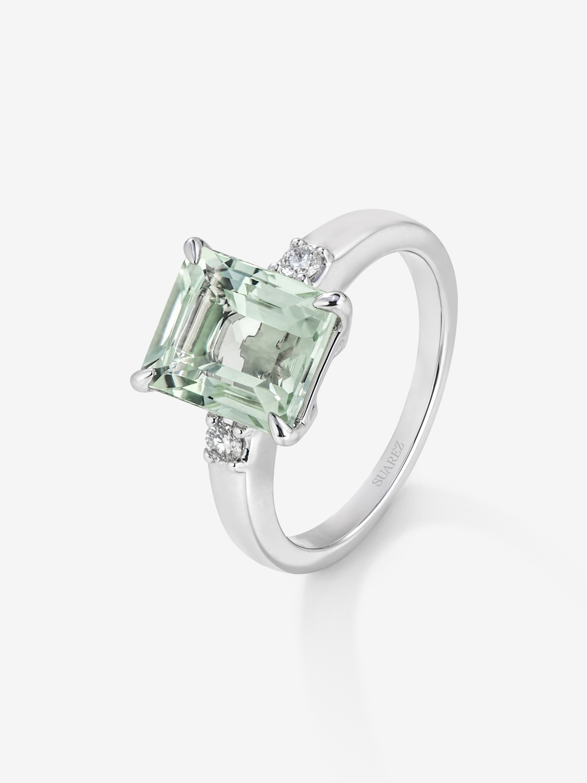 Anillo de plata 925 con amatista verde en talla esmeralda de 3,12 cts y 2 diamantes en talla brillante con un total de 0,09 cts