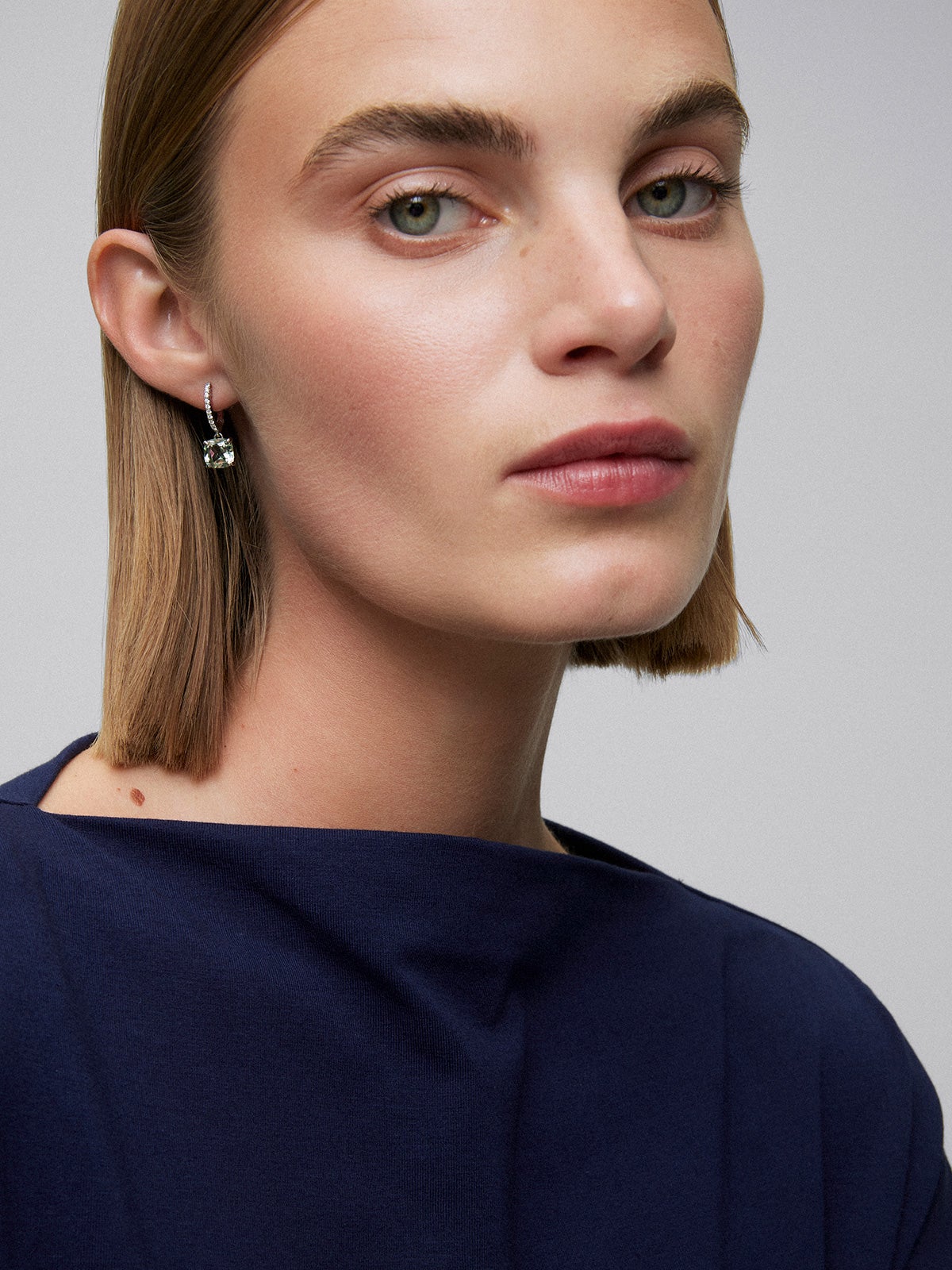 Pendientes de aro con colgante de oro blanco de 18K con amatista verde y diamante