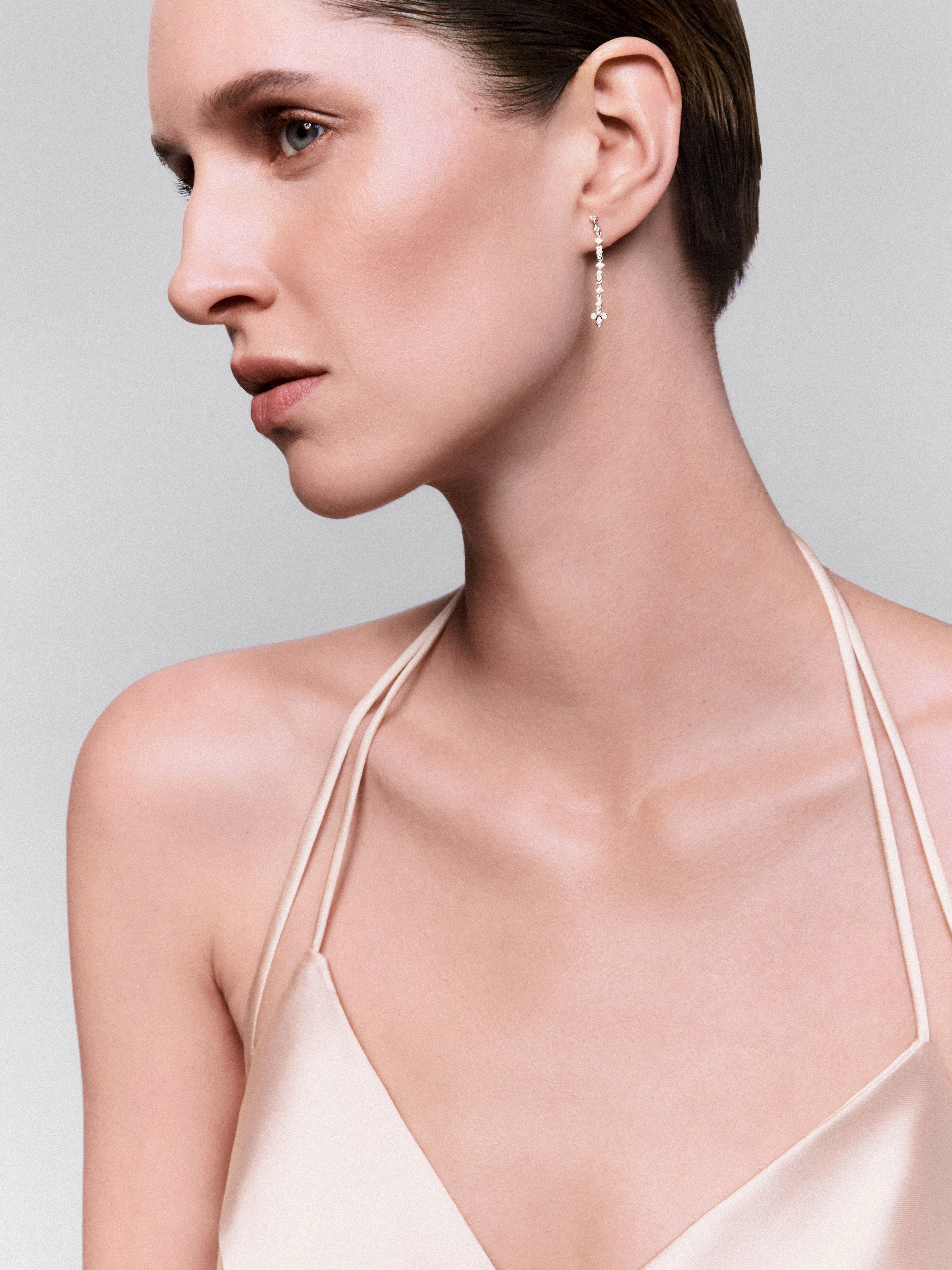 Pendientes colgante largo de oro blanco de 18K y diamante