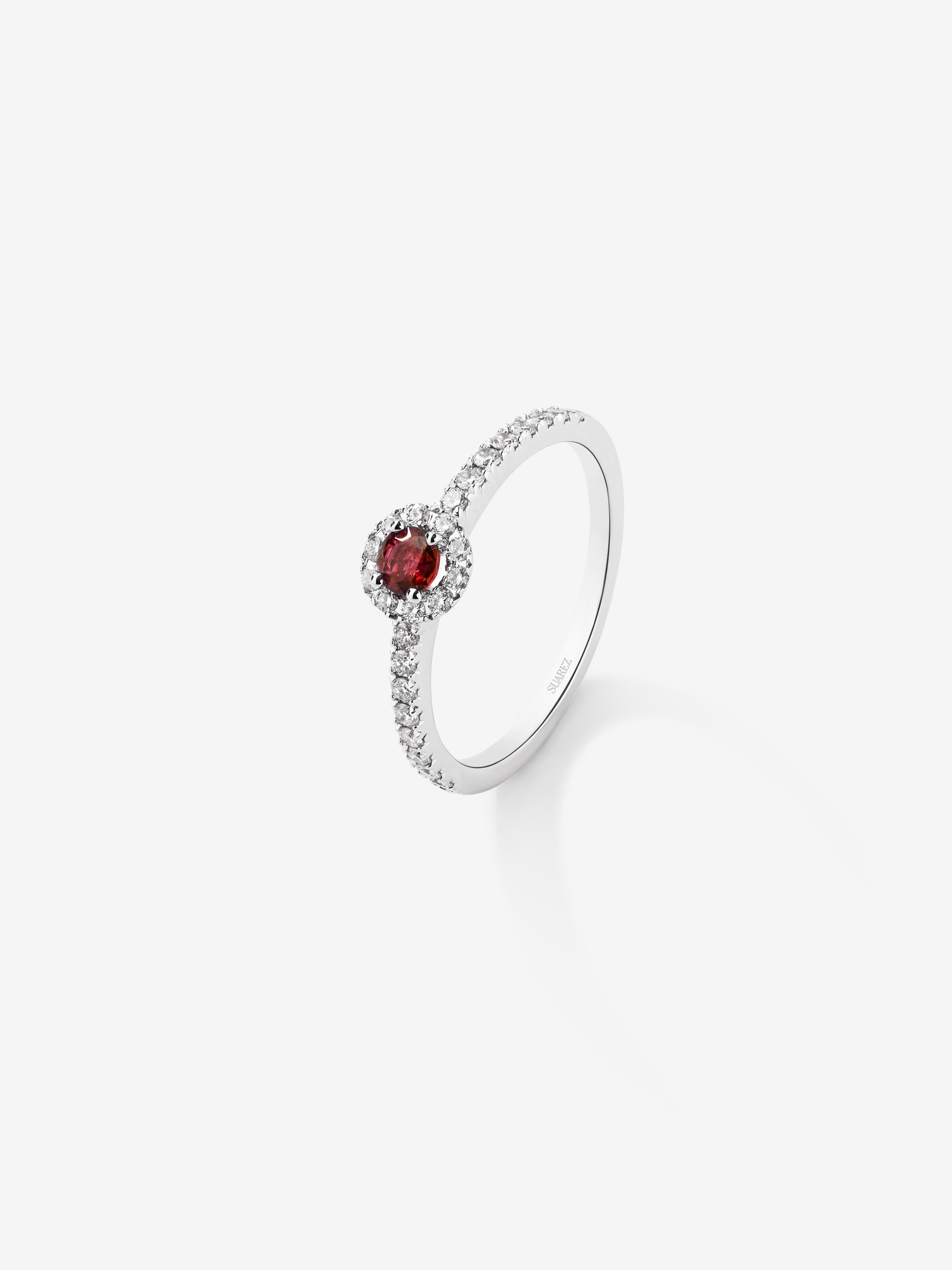 Anillo orla de oro blanco de 18K con rubi y diamante