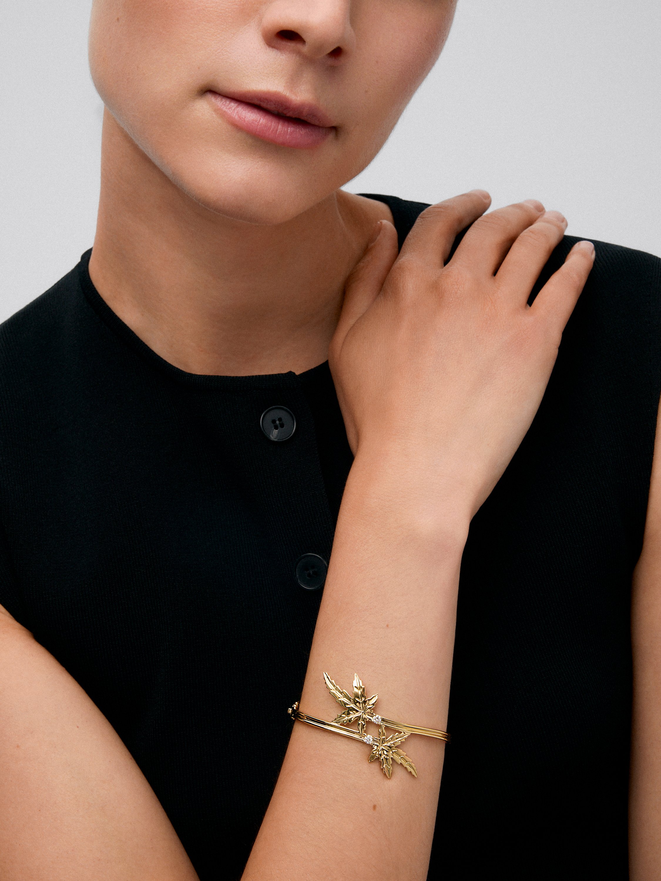 Pulsera de oro amarillo de 18K con 2 diamantes en talla brillante con un total de 0,20 cts y forma de hoja de arce