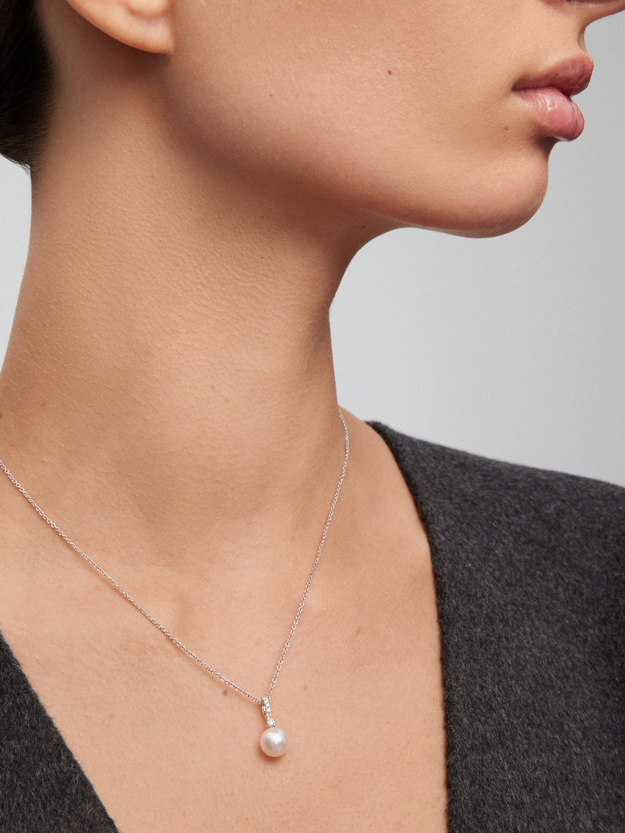 Colgante de cadena de oro blanco de 18k con aro en diamante y perla akoya de 8,5 mm