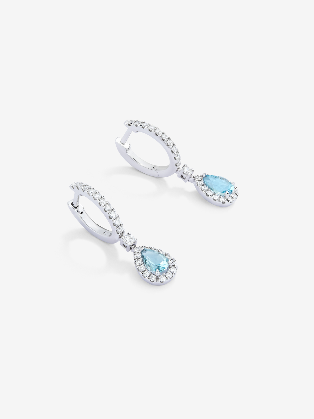 18K white gold earrings with blue aquamarines in 0.43 cts and white diamonds in bright size