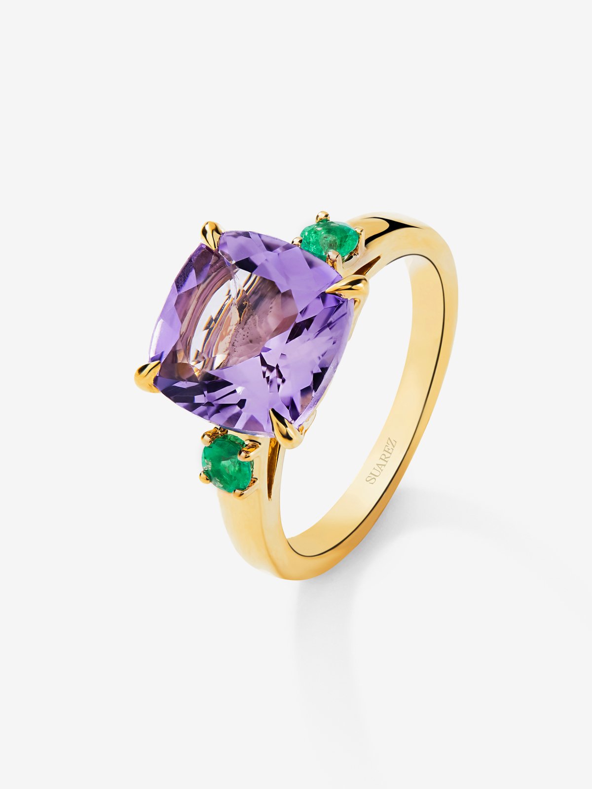 18K yellow gold triple ring with cushion-cut purple amethyst of 3.53 cts and 2 brilliant-cut green emeralds with a total of 0.19 cts