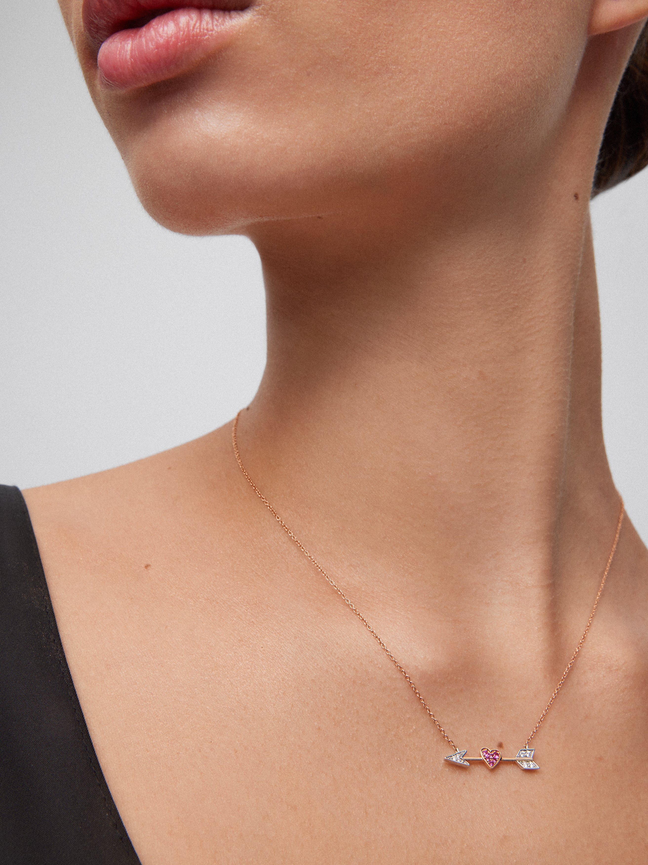 Colgante de oro rosa y oro blanco de 18kt con diamantes y zafiros