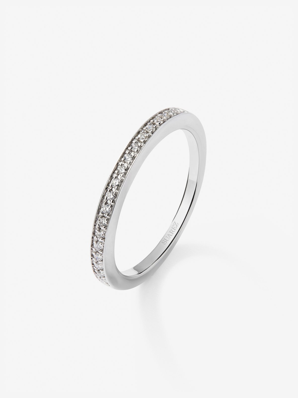 Media alianza de oro blanco de 18K con 19 diamantes en talla brillante con un total de 0,1 cts