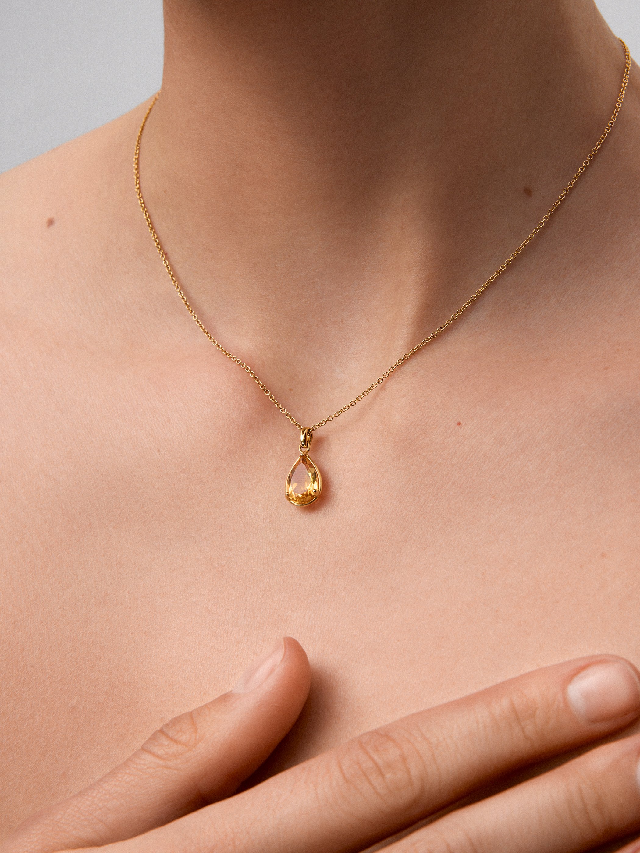 Colgante cadena de oro amarillo de 18K con citrino