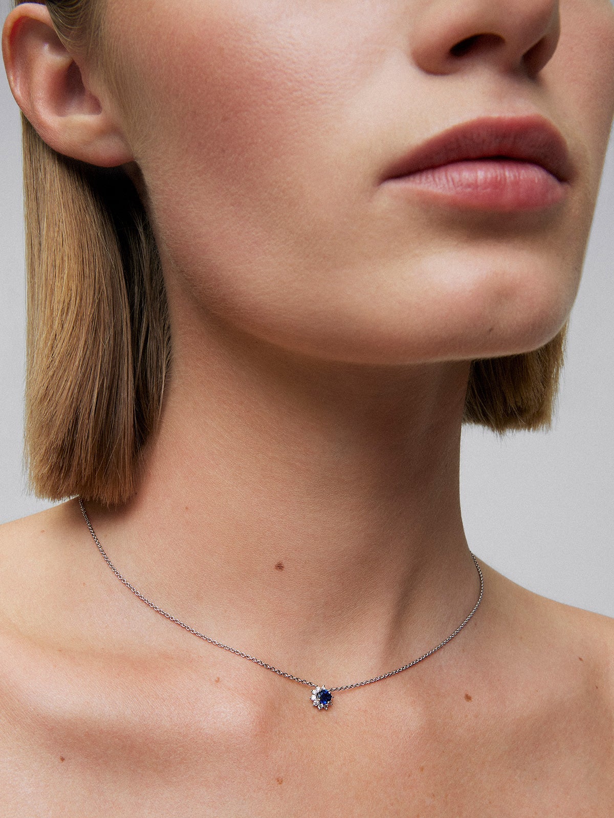 Colgante cadena estrella de oro blanco de 18K con zafiro y diamante