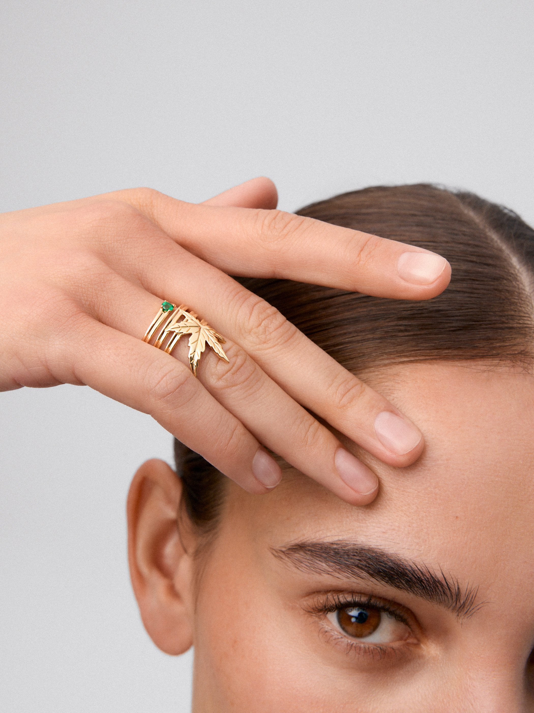 Anillo de oro amarillo de 18K con esmeralda en talla brillante de 0,11 cts y forma de hoja de arce