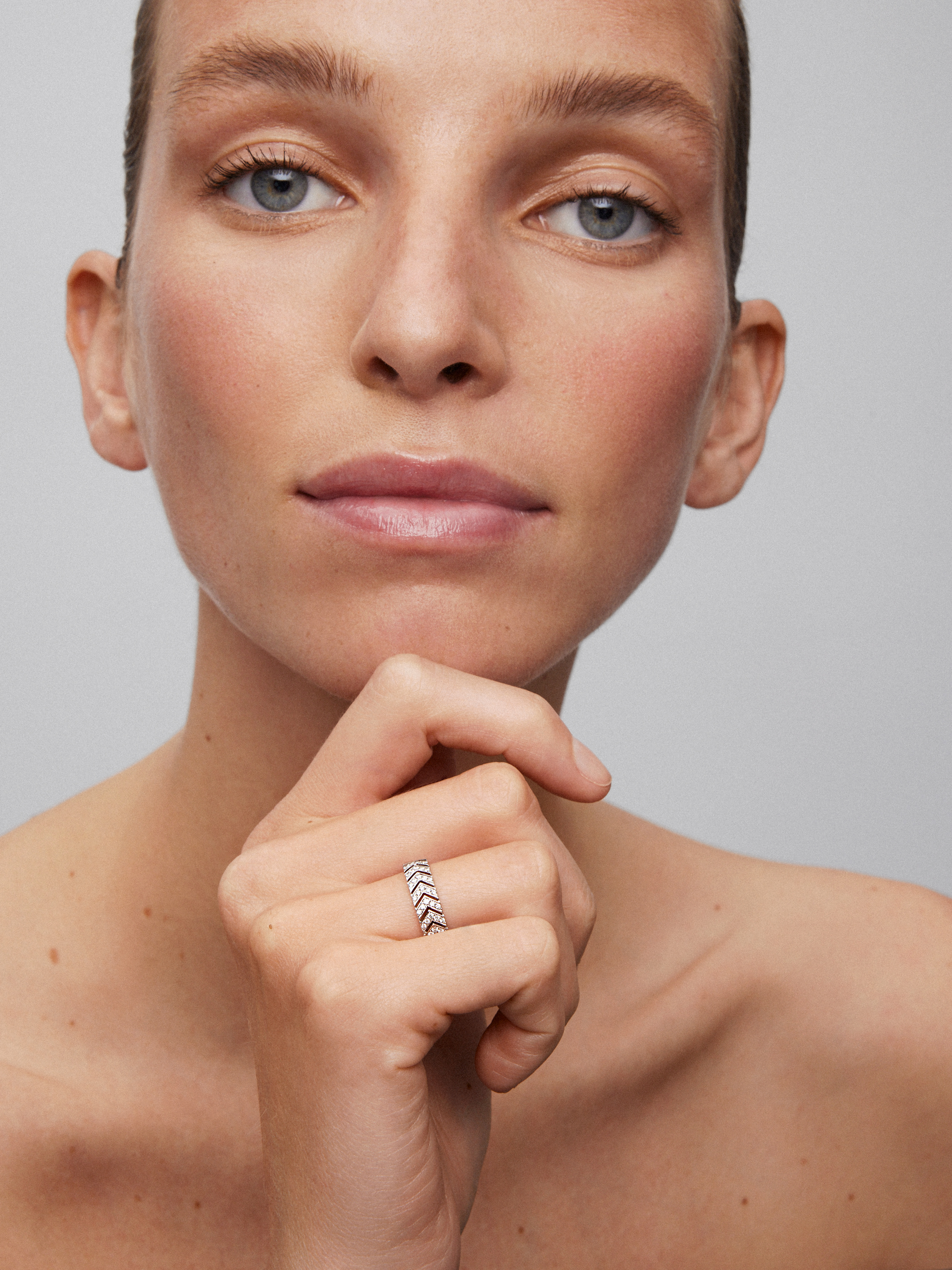 Anillo alianza de oro blanco de 18K con diamante