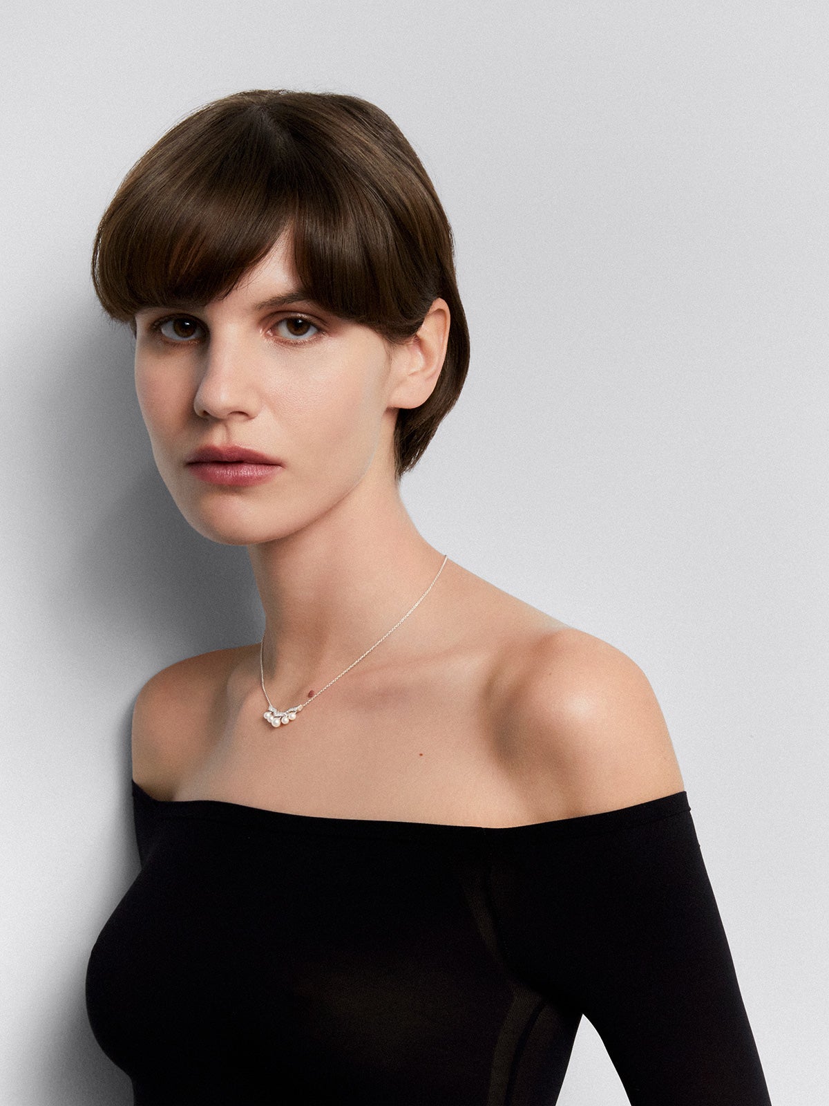 Colgante cadena de oro blanco de 18k con cinco perlas Akoya y diamantes
