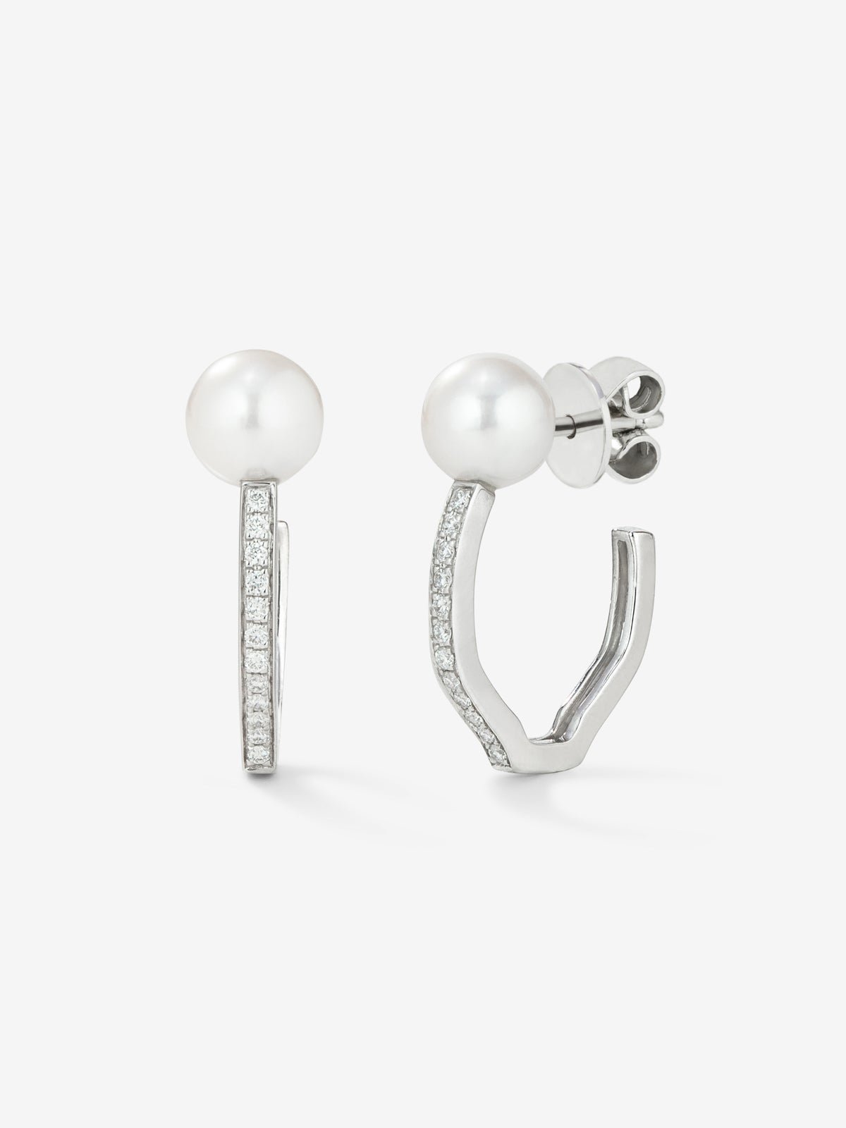 18K white gold earrings with 2 akoya pearls and 24 brilliant-cut diamonds with a total of 0.11 cts