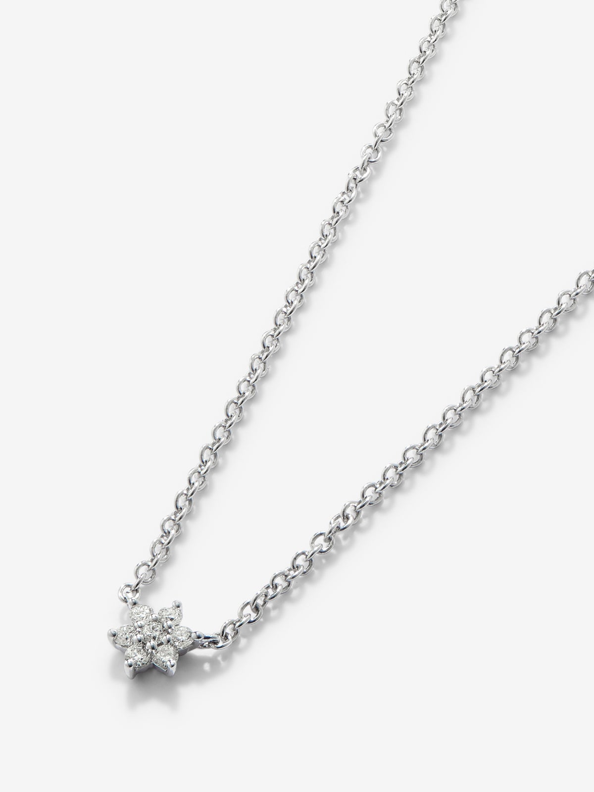 Colgante de oro blanco de 18K y diamantes en talla brillante de 0,08 cts y forma de estrella