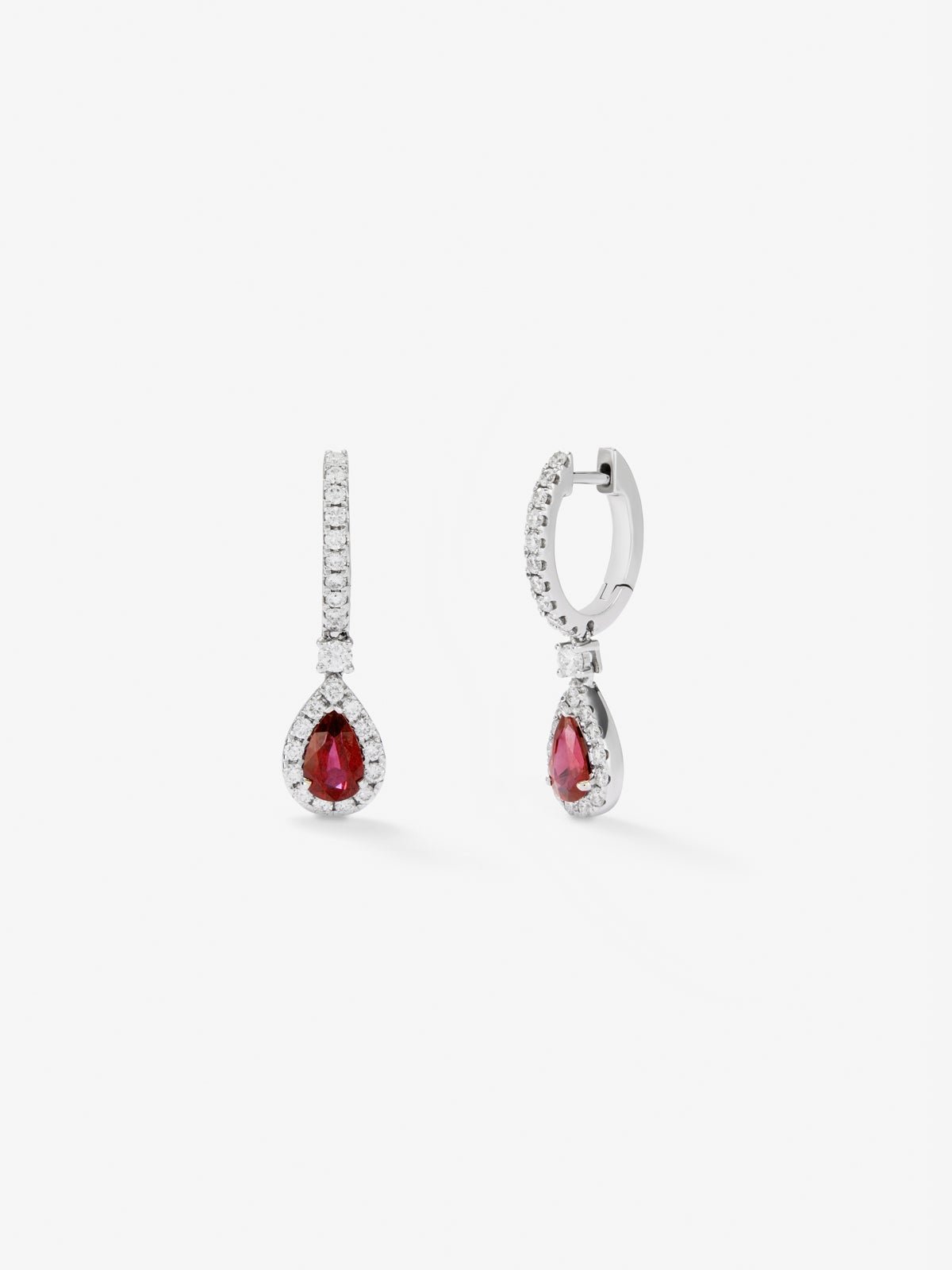 Pendientes de oro blanco de 18K con 2 rubíes en talla pera con un total de 0,75 cts y 54 diamantes en talla brillante con un total de 0,28 cts