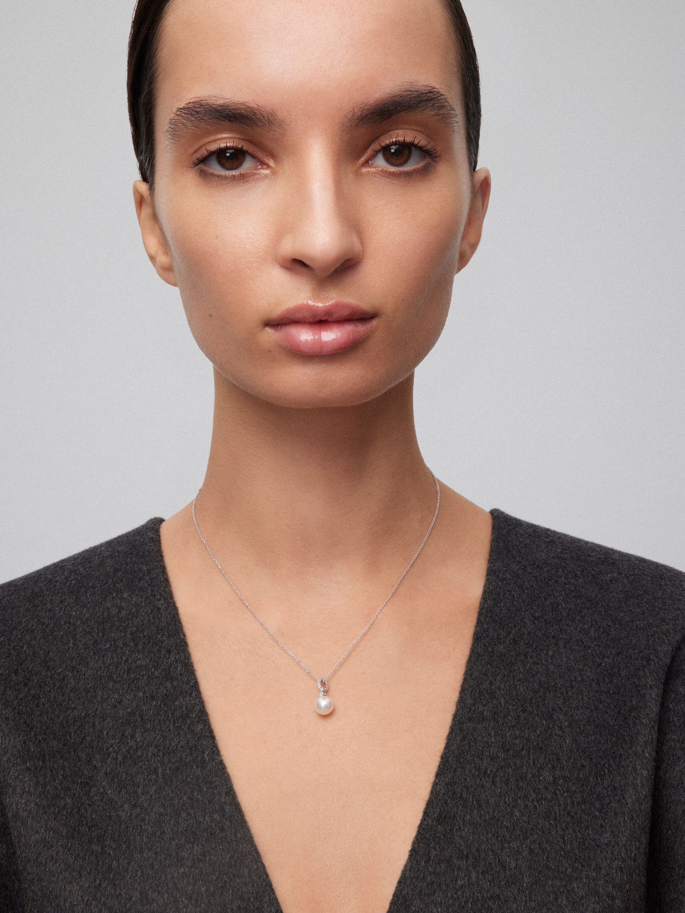 Colgante de cadena de oro blanco de 18k con aro en diamante y perla akoya de 8,5 mm
