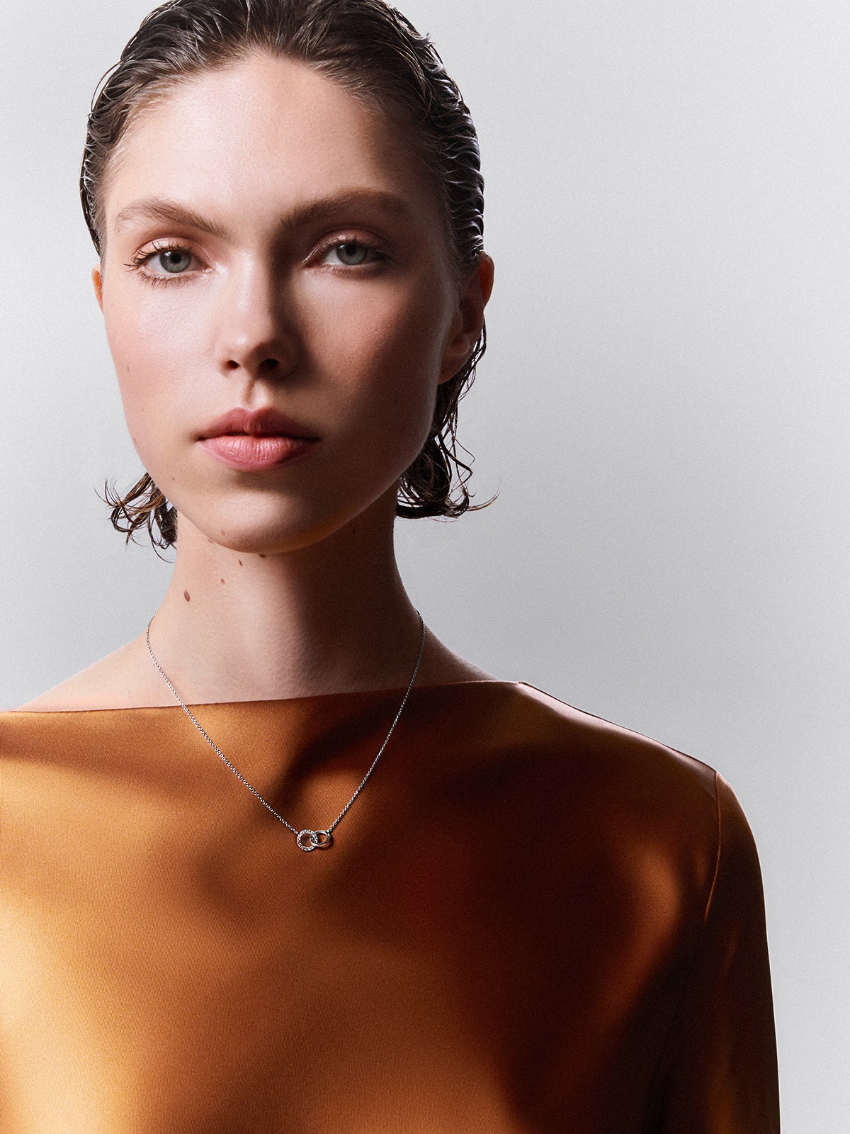Colgante cadena círculos de oro blanco de 18K y diamantes