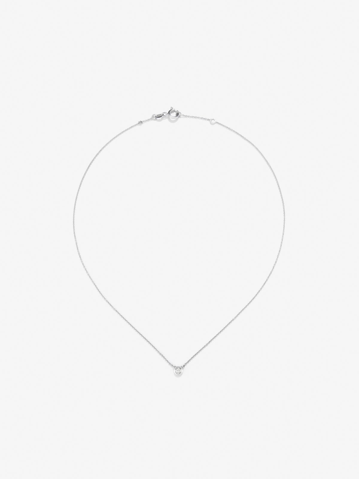 Colgante solitario de oro blanco de 18K con diamante en talla brillante de 0,1 cts